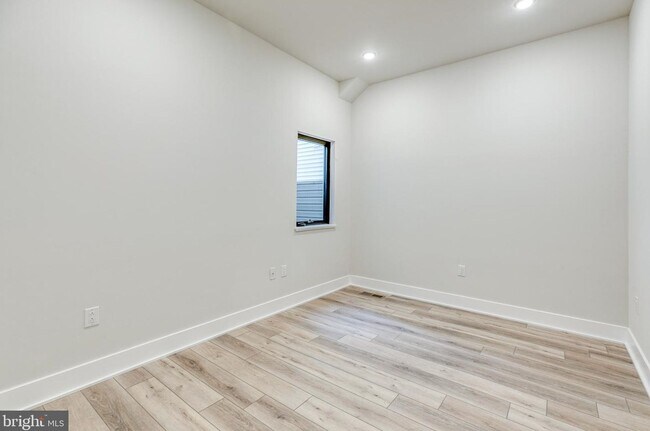 Building Photo - Brand New Luxury Apartments