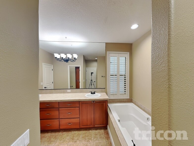 Building Photo - 29261 SW Charlotte Ln