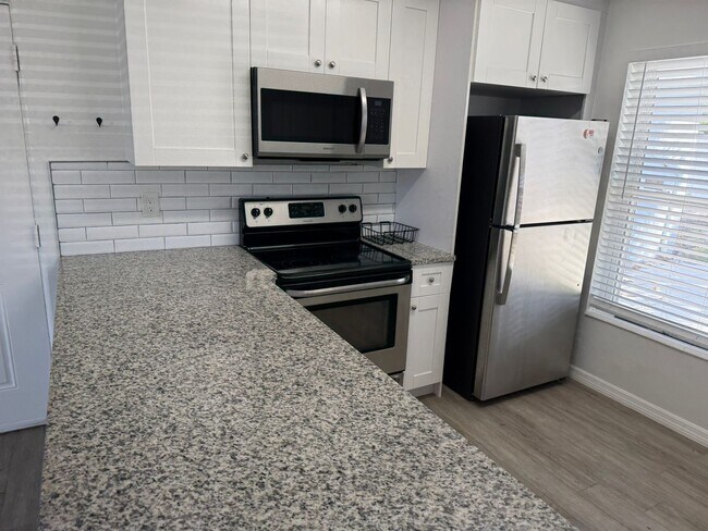 Building Photo - 2 Bedroom 1 Bath Home with Den/Office