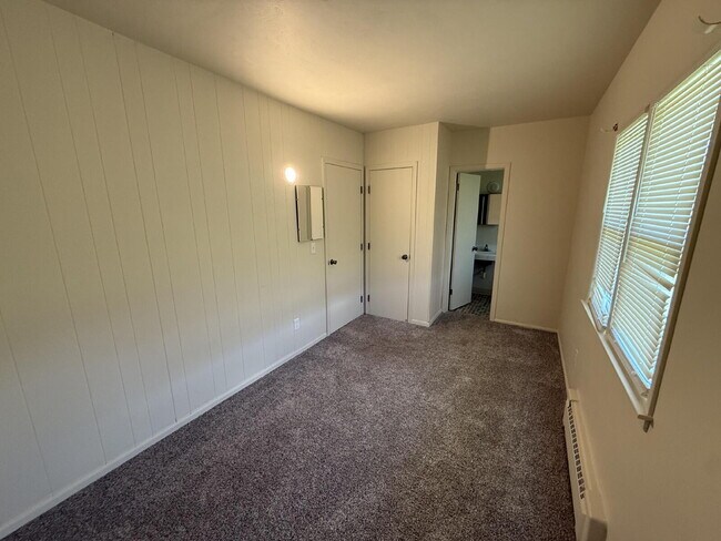 Building Photo - 1Bedroom, Utilities Included!