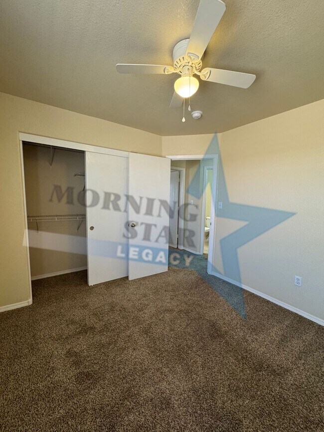 Building Photo - LARGE 4 bed home!