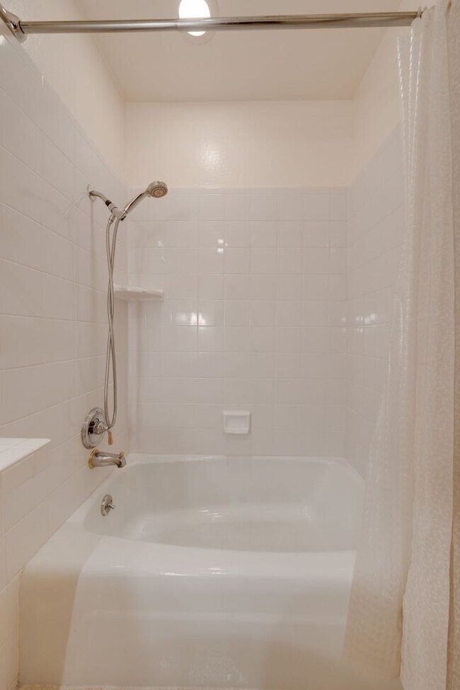 Building Photo - Charming 3 Bedroom Single-Story with Firep...