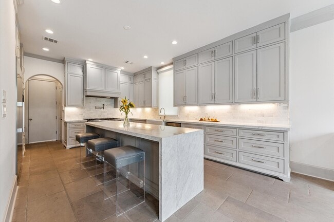 Building Photo - 7 Marilane St