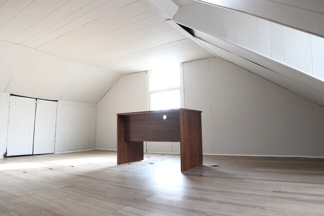 Building Photo - 1135 Oak St