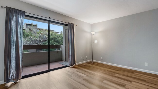 Building Photo - Beautiful Remodeled Adams Point Condo