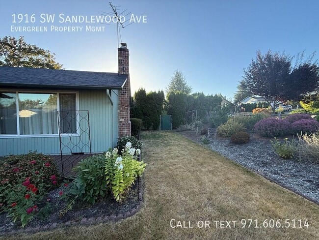 Building Photo - 1916 SW Sandlewood Ave