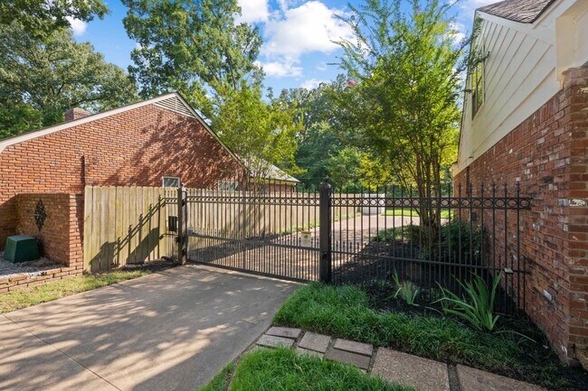 Building Photo - 1539 Brookside Dr