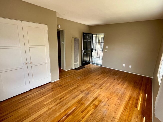 Building Photo - Large 1 Bed/1 Bath Hillcrest