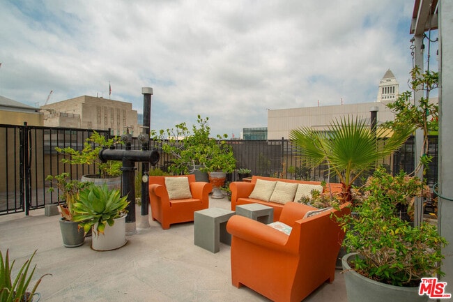 Building Photo - 108 W 2nd St