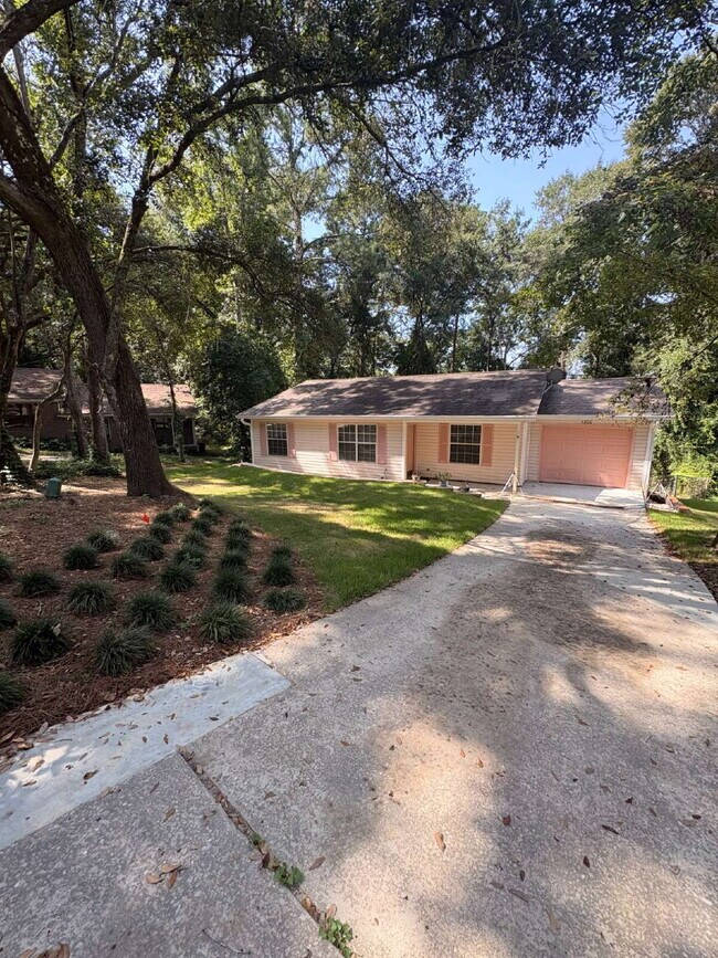 Building Photo - 3 Bedroom 2 Bathroom Single Family Home located in NW Tallahassee!