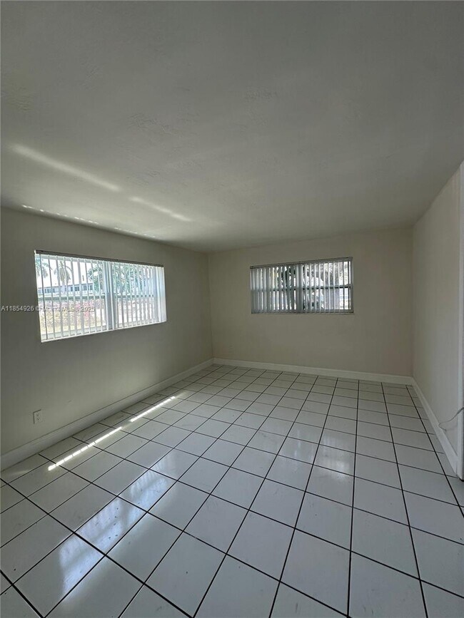 Building Photo - 941 NE 170th St