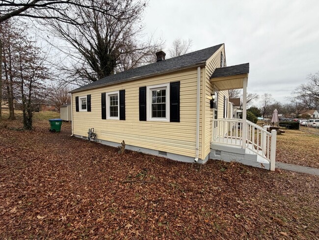 Building Photo - Charming 2 bedroom 1 bath cottage