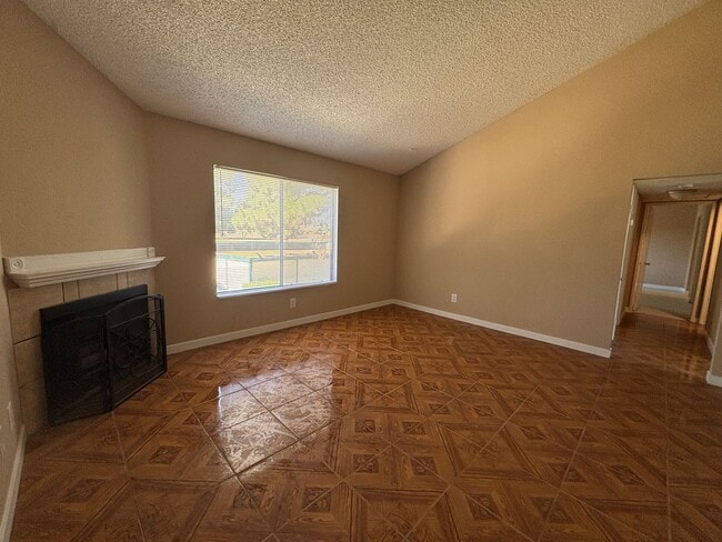 Building Photo - East Lancaster Condo