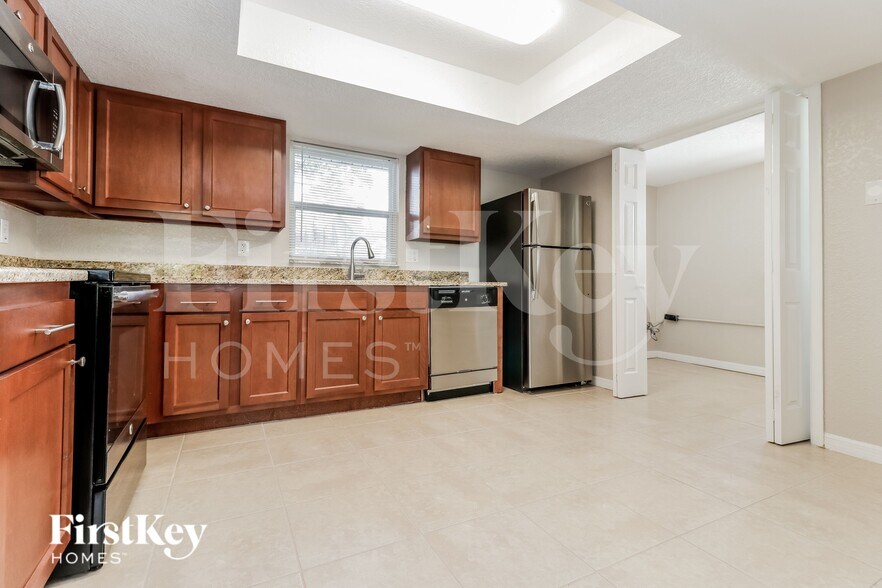 Building Photo - 7701 Birchwood Dr