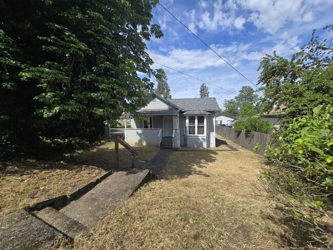 Building Photo - 228 SE Pitzer St