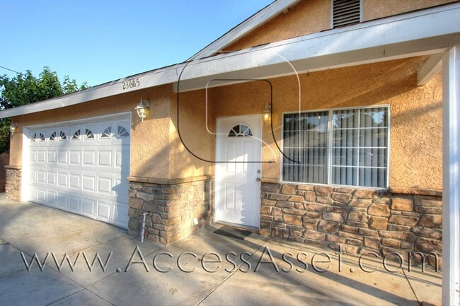 Building Photo - Beautiful Single-Story Home With 3 Bed/2 Bath