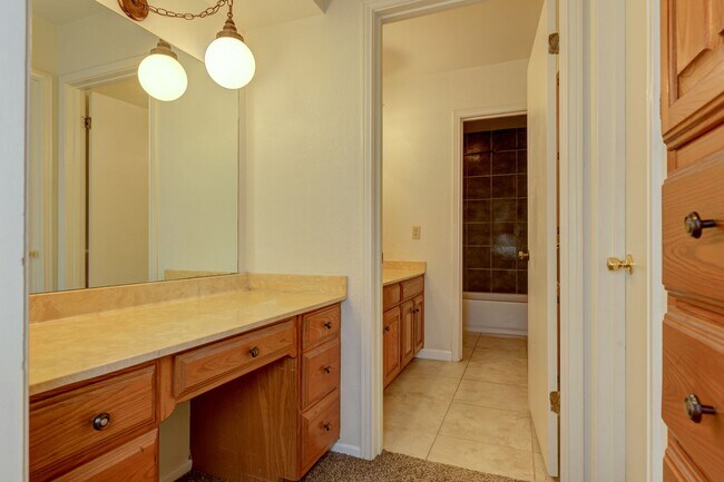 Building Photo - Charming Home with Vaulted Ceilings & Loft Near 281 & Bitters