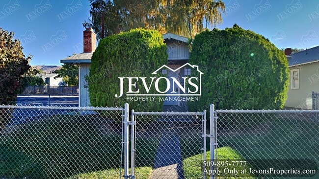 Building Photo - Embrace the cozy charms of this single-family home in Yakima's heart