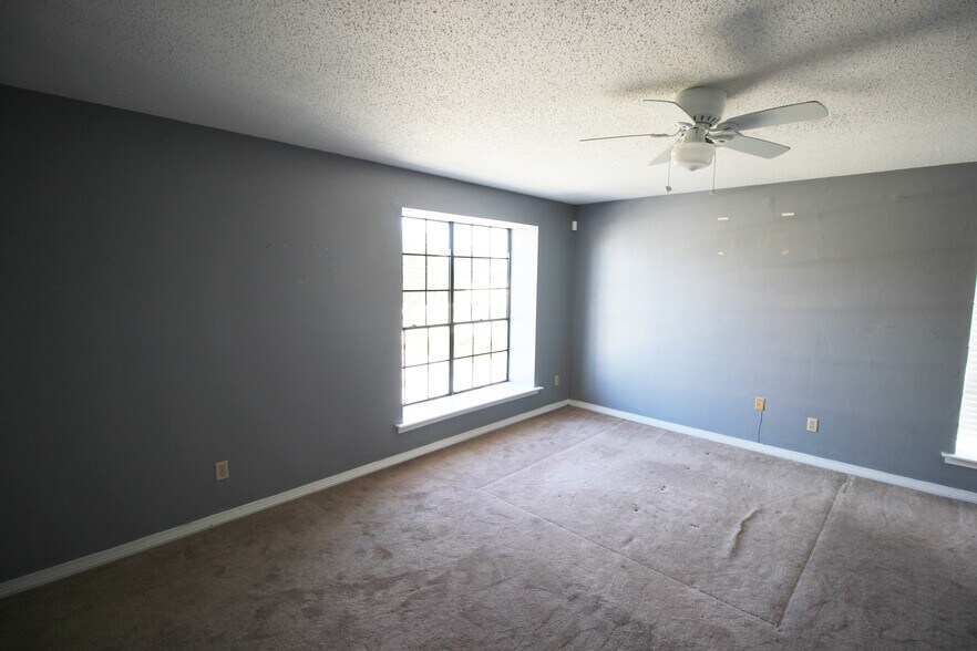 Building Photo - 300 33rd St