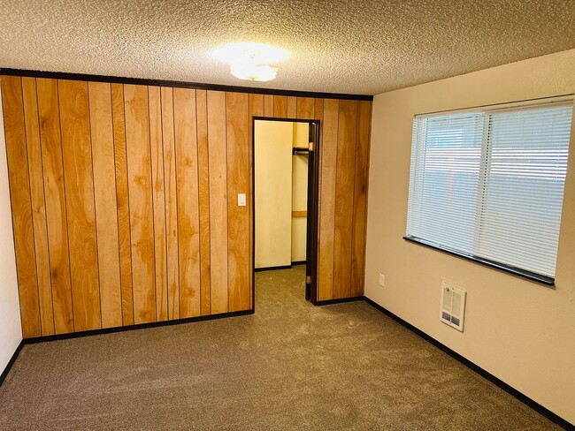 Building Photo - Charming & Quiet Little Home