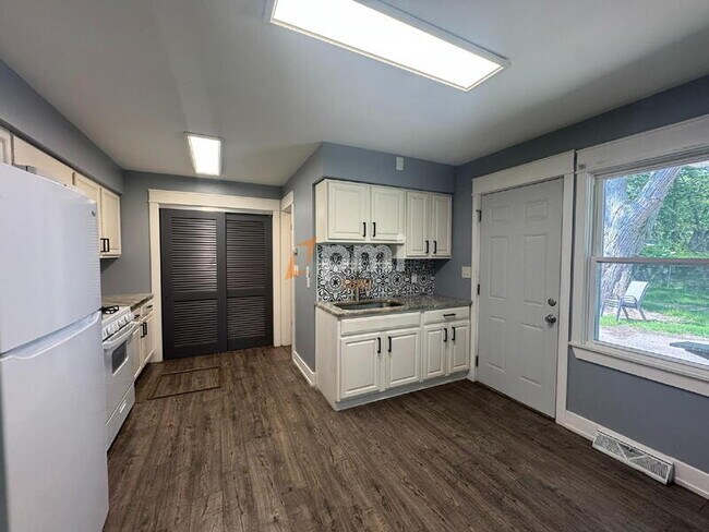 Building Photo - 132 S Elgin Ave