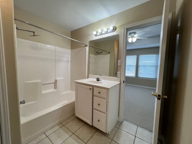 Building Photo - WATERFRONT TOWNHOME ON THE ISLAND!