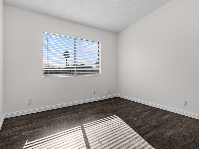 Building Photo - 1168 E 10th St