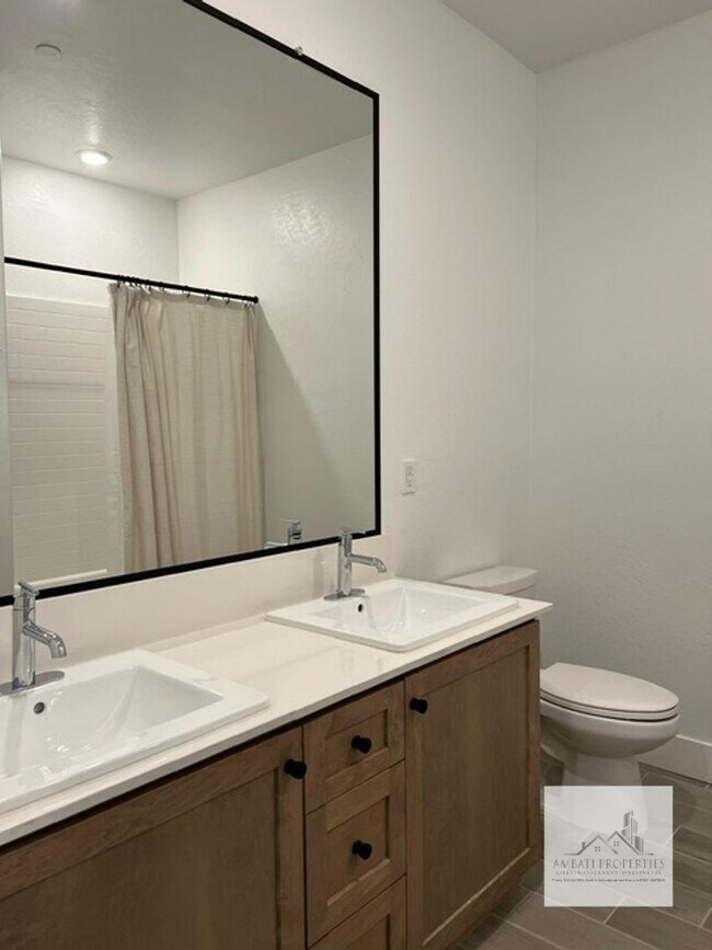 Building Photo - 2710 E Tamarind Dr