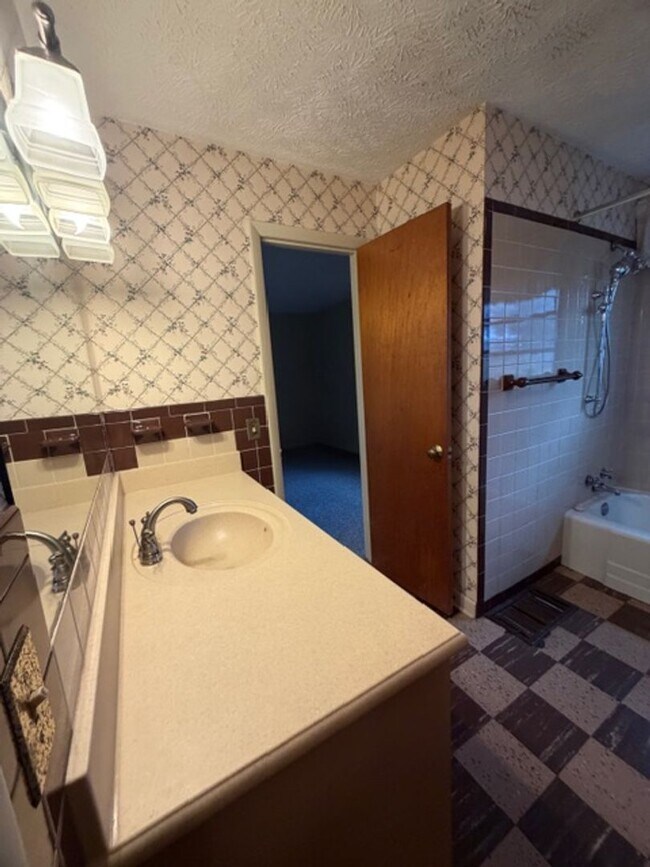 Building Photo - Maryville City  37801 - 3 bedroom, 2.5 bath home - Contact Debra Davis (865) 591-8281