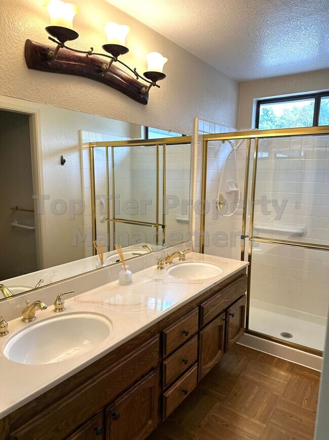 Building Photo - Spacious 4 Bed/2 Bath /1,970 square foot h...