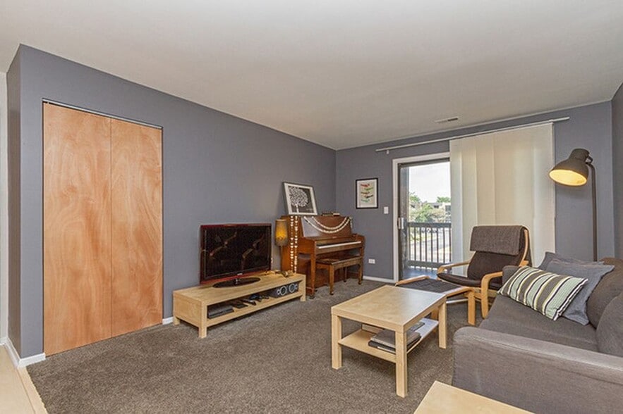 Spacious living room with ultra-plush carpeting and balcony access - 1426 Stonebridge Circle