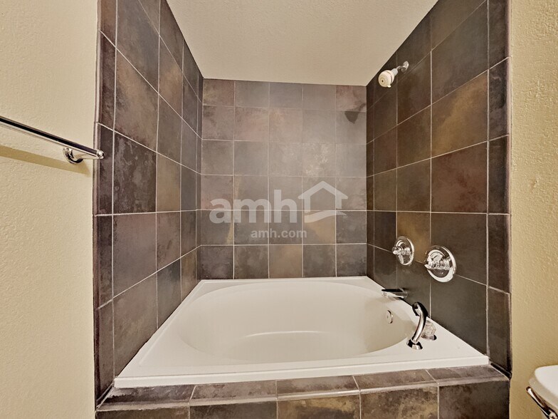 Building Photo - 13373 Mariposa Ct