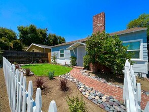 Building Photo - Completely Renovated Jem just north of Ven...
