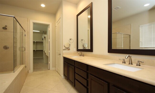 Building Photo - 2027 Fannin Station W