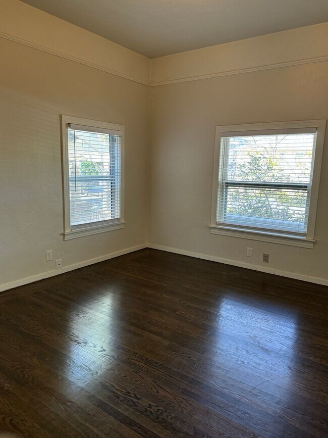 Building Photo - Remodeled 2bed/2bath HOME IN MIDTOWN! CENT...
