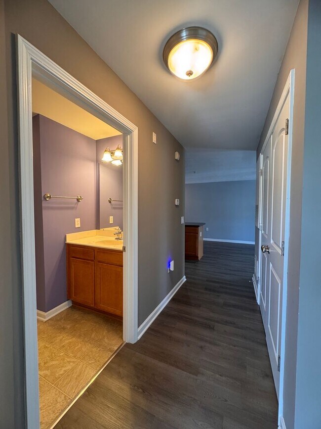 Building Photo - 2BR 2BA Condo with All Appliances Included