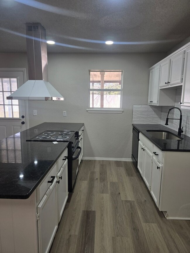 Building Photo - Newly Remodeled