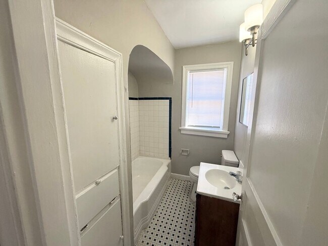 Building Photo - 406/408 N Bellevue Blvd