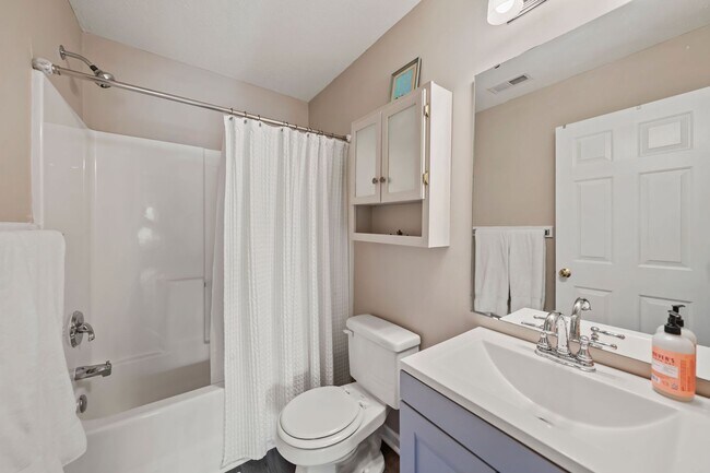 Building Photo - 2 Bd/2.5 Ba Home w/ Fenced Yard w/i Minutes of Downtown Durham!