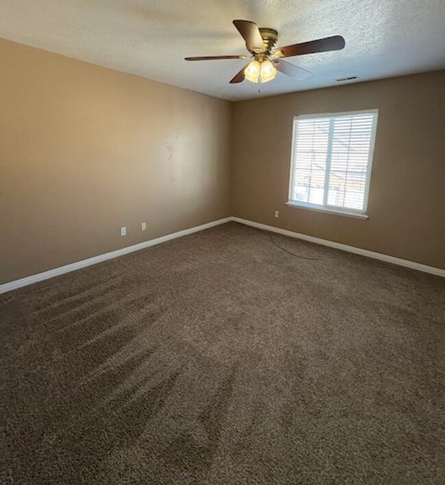 Building Photo - 3 Bedroom Townhome in South Jordan!