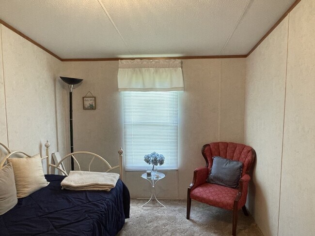 Building Photo - Furnished 3 bedroom 2 full bathroom Manufa...