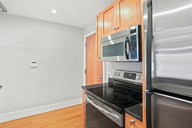 Building Photo - Logan Circle Loft with Garage Parking!