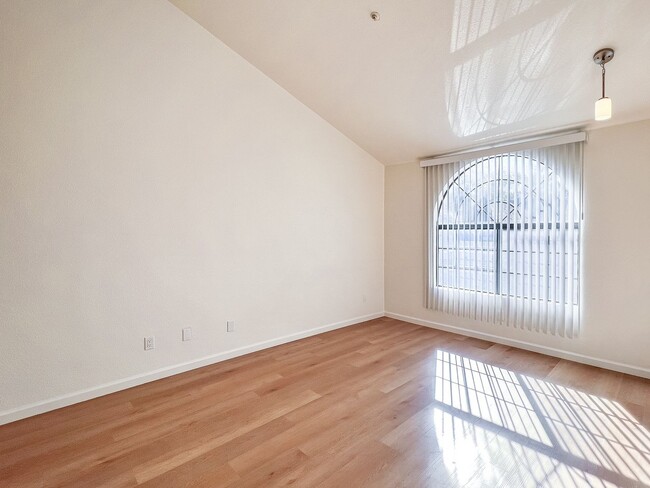 Building Photo - Renovated One Bedroom Condo with Single Ca...