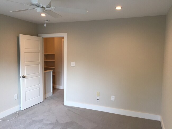 Building Photo - 2 Bedroom 1.5 Bath Townhouse - Downtown Charleston