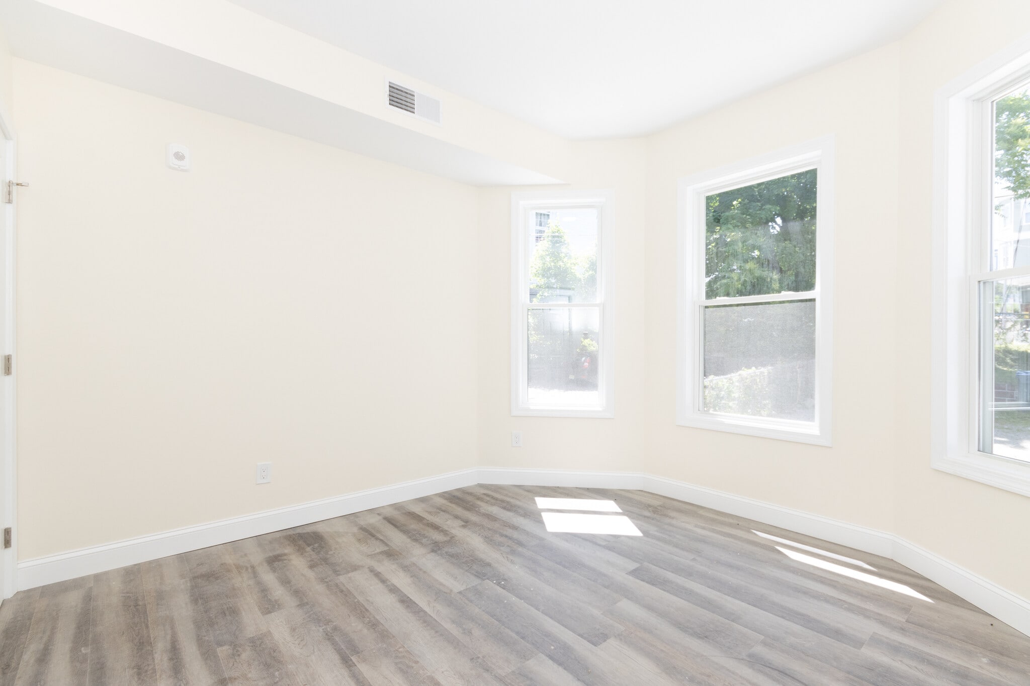 Building Photo - 2 French Ter