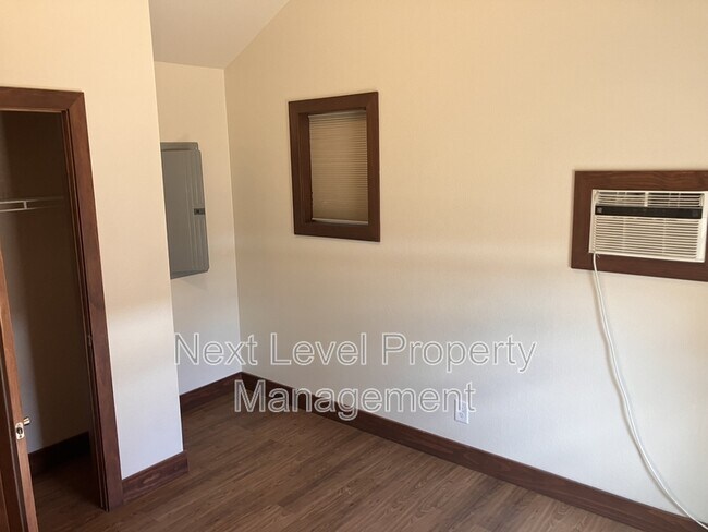 Building Photo - 111 E Cottonwood Dr