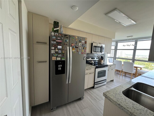 Building Photo - 3500 Mystic Pointe Dr