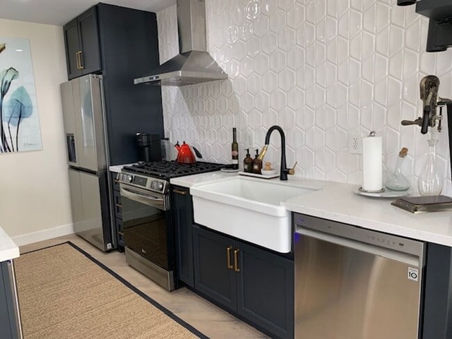 Building Photo - Coastal Living at Its Best | 3 Bed + 2 Bat...