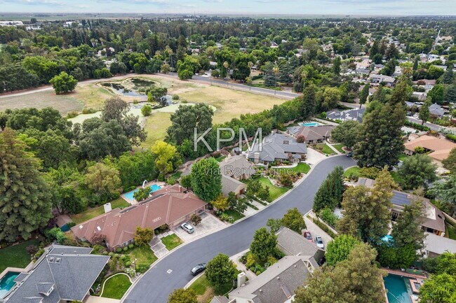 Building Photo - 3342 Cove Cir