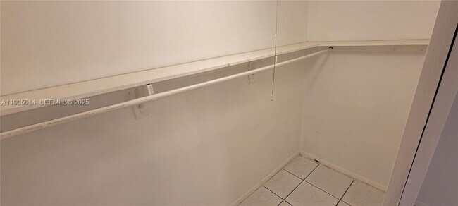 Building Photo - 4621 SW 33rd Ave